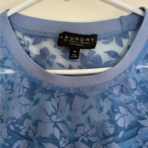 LAUNDRY BY SHELLI SEGAL BLUE
FLORAL SHORT SLEEVE TOP